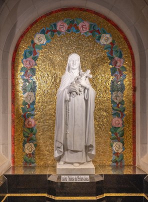 리지외의 성녀 데레사_photo by Wilfredo Rafael Rodriguez Hernandez_in the Basilica of Saint-Anne-de-Beaupre in Quebec_Canada.jpg